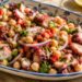 Salada de polvo com grão e coentros: a refeição fria perfeita para os dias quentes