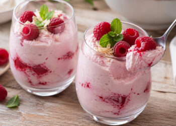 Mousse de iogurte grego e framboesas: cremosa, fresca e pronta em 15 minutos