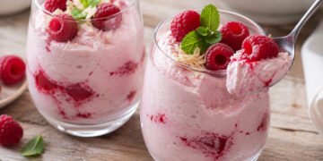 Mousse de iogurte grego e framboesas: cremosa, fresca e pronta em 15 minutos