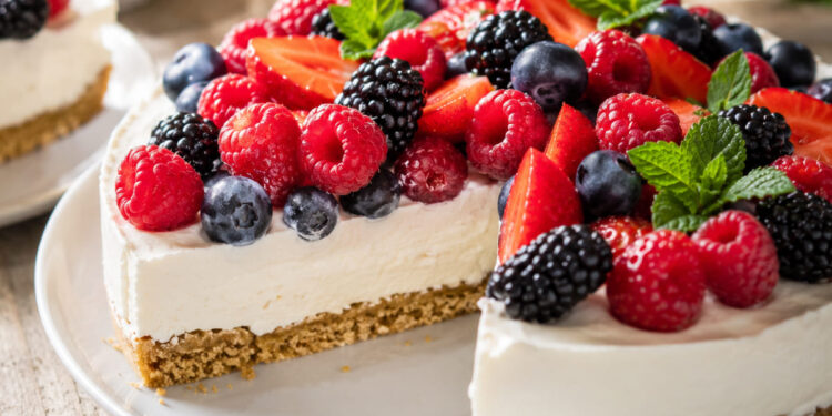 Tarte fria de iogurte grego com frutos vermelhos: sem forno e sem gelatina