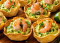 Tortilhas com guacamole e camarão