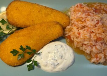 Filetes de pescada prontos com molho de iogurte e ervas