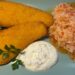 Filetes de pescada prontos com molho de iogurte e ervas